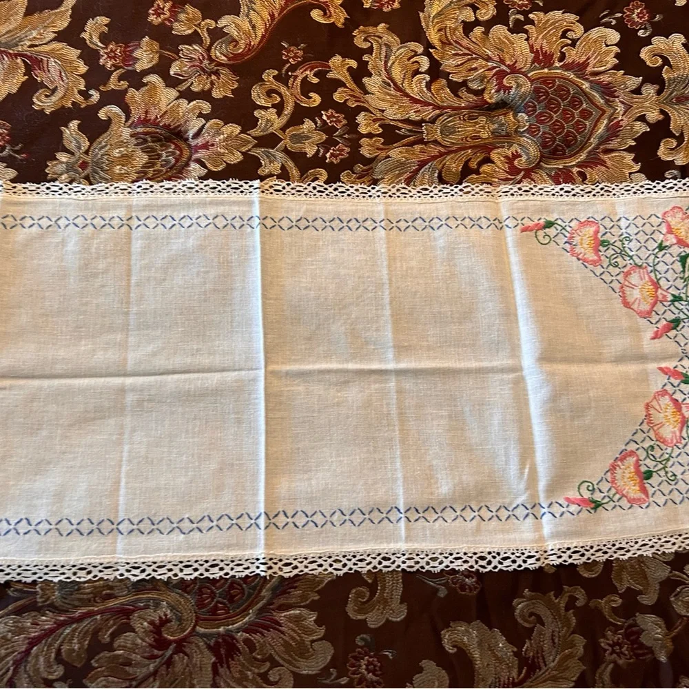 Vintage White Linen & Pink‎ Needlepoint Rose w/Lace Table Runner